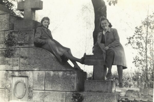 Janina Zielińska i Anna Szczurek na cmentarzu 1946r.