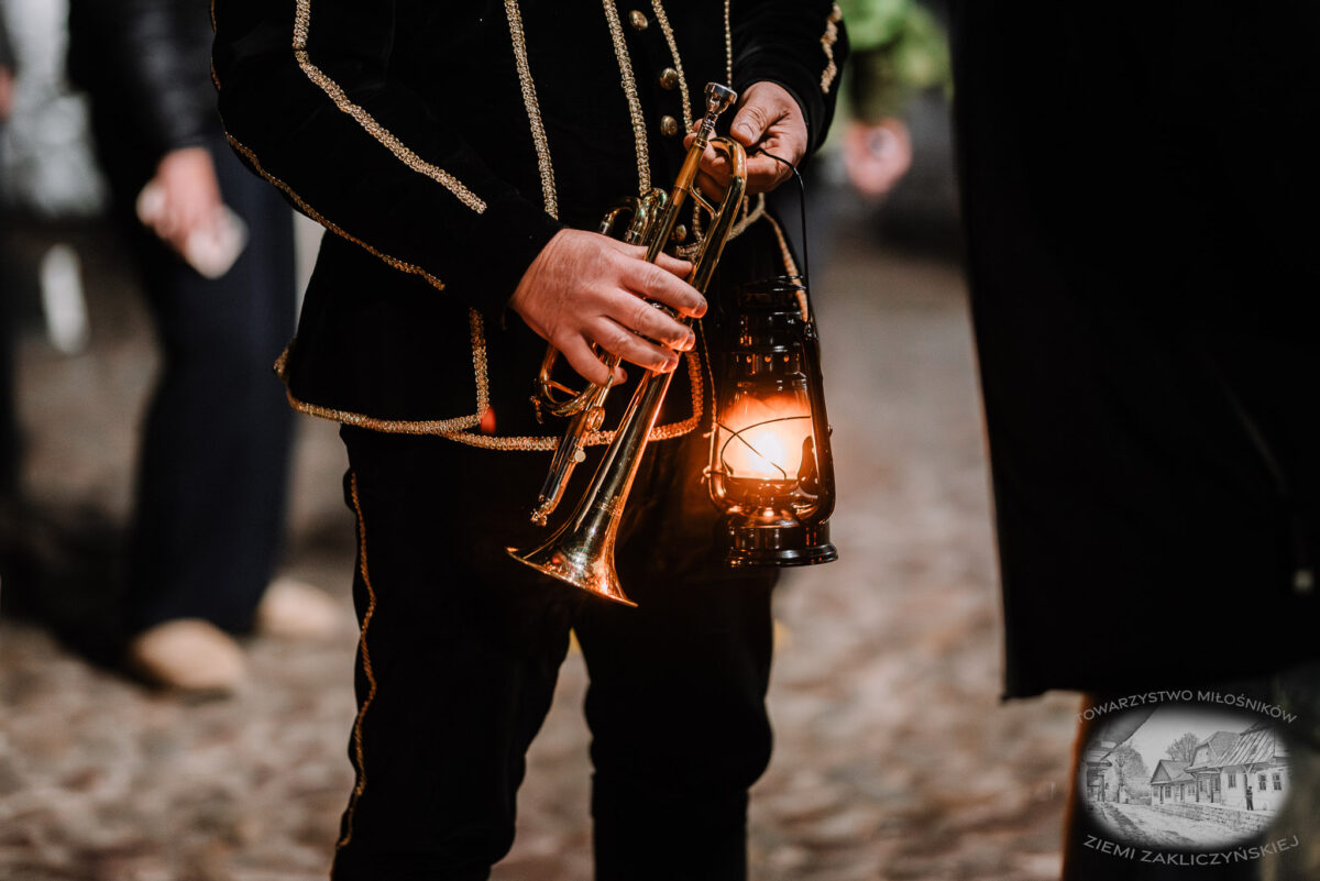 Nocne zwiedzanie Zakliczyna z lampionami pt.: „Ścieżkami dawnych mieszczan” 10 20251110 spacer 003