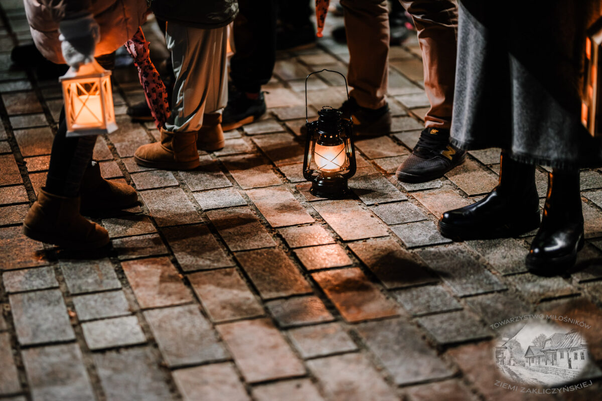 Nocne zwiedzanie Zakliczyna z lampionami pt.: „Ścieżkami dawnych mieszczan” 30 20251110 spacer 007