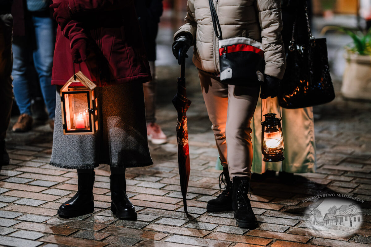 Nocne zwiedzanie Zakliczyna z lampionami pt.: „Ścieżkami dawnych mieszczan” 14 20251110 spacer 010