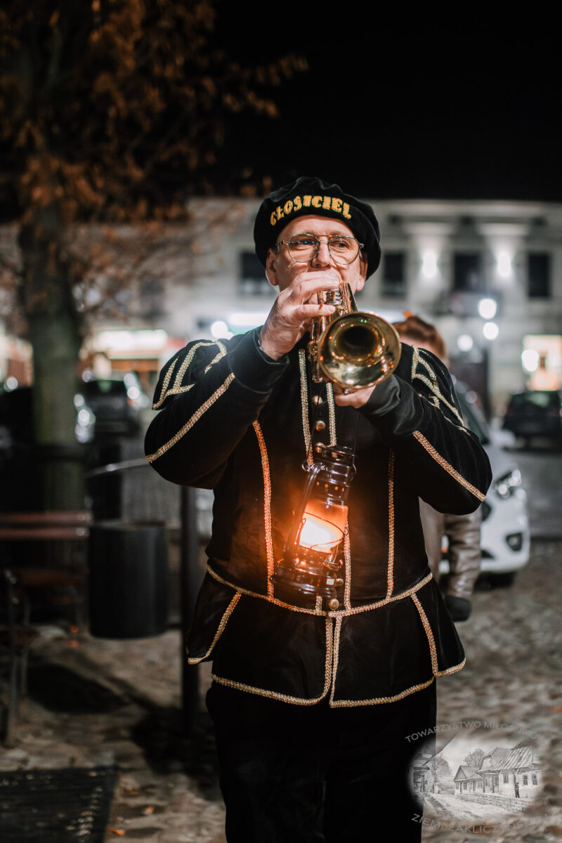 Nocne zwiedzanie Zakliczyna z lampionami pt.: „Ścieżkami dawnych mieszczan” 19 20251110 spacer 012