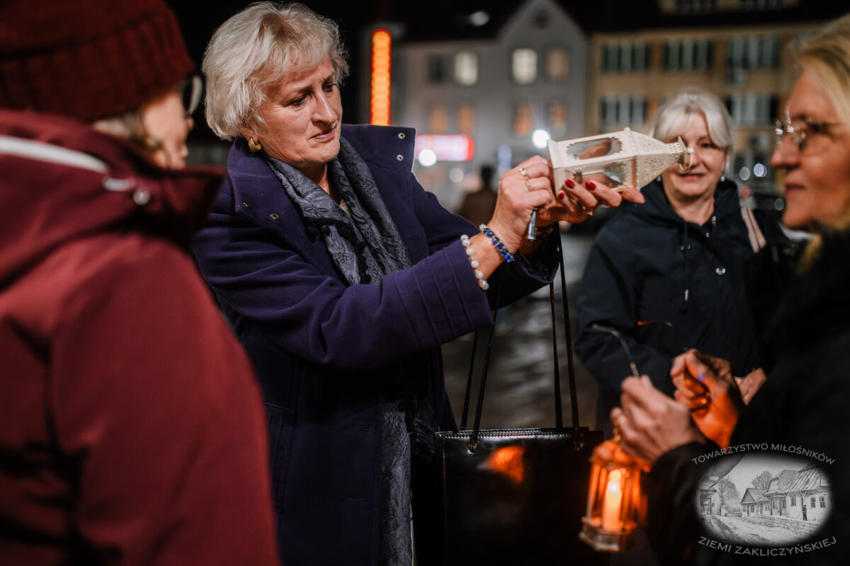 Nocne zwiedzanie Zakliczyna z lampionami pt.: „Ścieżkami dawnych mieszczan” 16 20251110 spacer 015