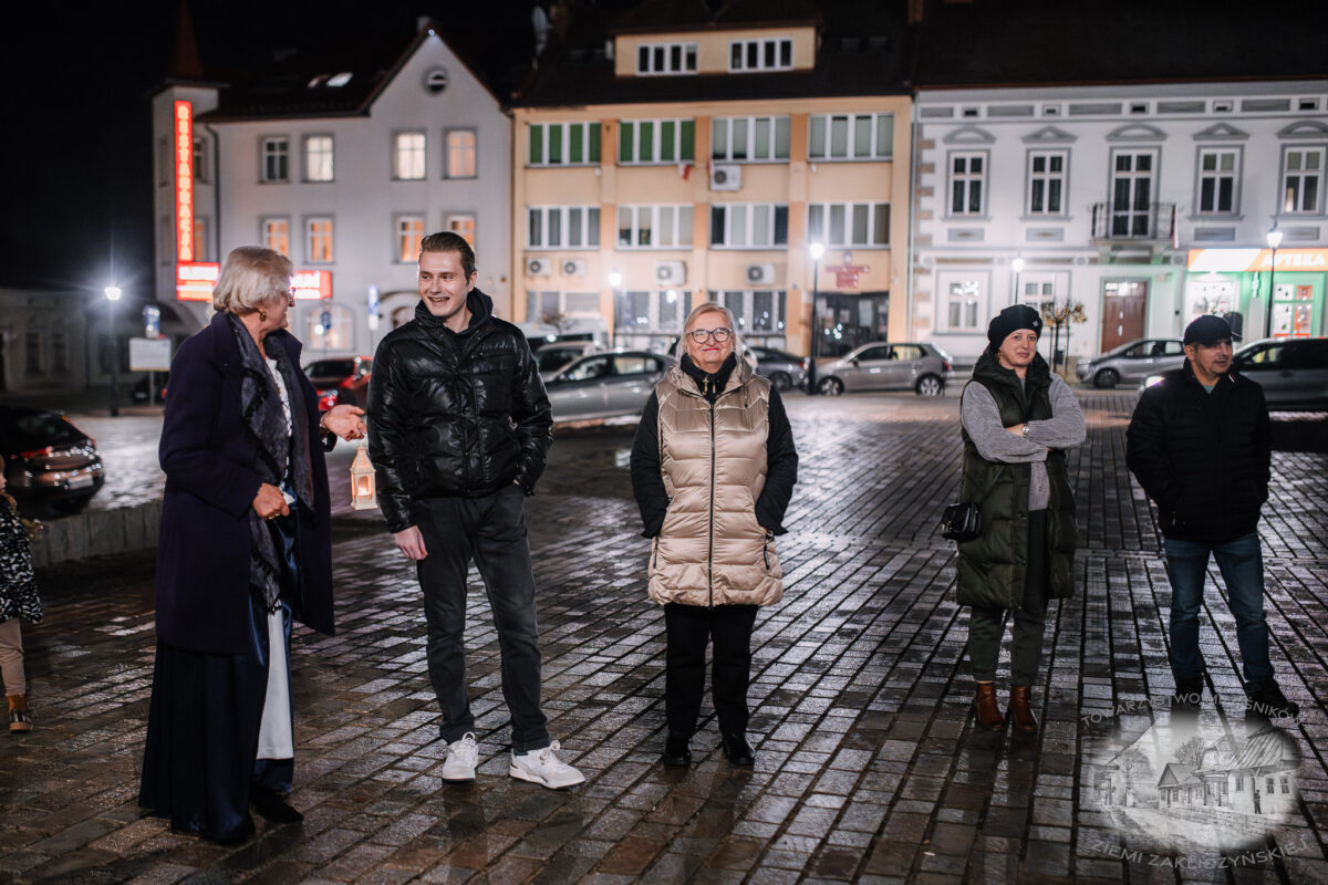 Nocne zwiedzanie Zakliczyna z lampionami pt.: „Ścieżkami dawnych mieszczan” 18 20251110 spacer 017