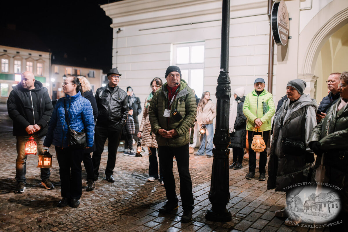 Nocne zwiedzanie Zakliczyna z lampionami pt.: „Ścieżkami dawnych mieszczan” 20 20251110 spacer 020