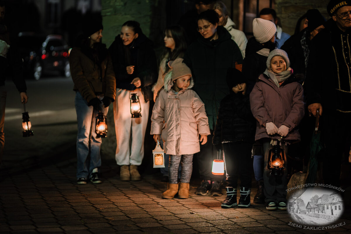Nocne zwiedzanie Zakliczyna z lampionami pt.: „Ścieżkami dawnych mieszczan” 44 20251110 spacer 026