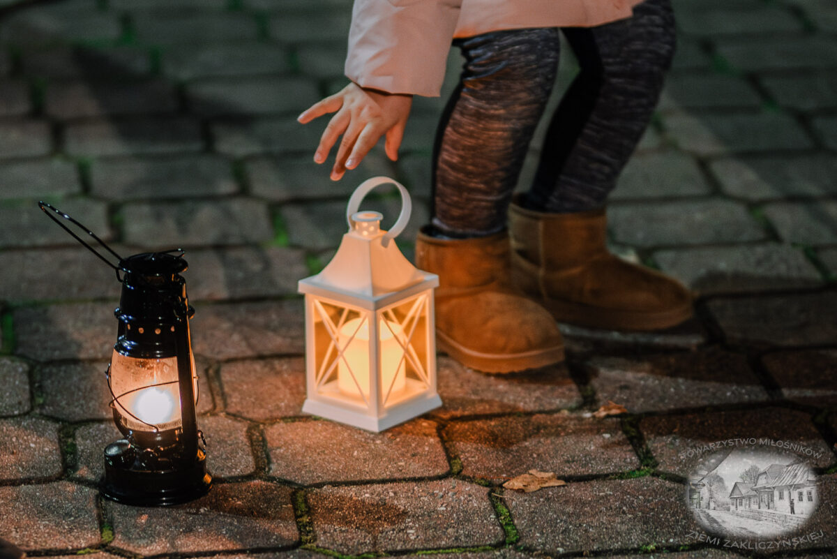 Nocne zwiedzanie Zakliczyna z lampionami pt.: „Ścieżkami dawnych mieszczan” 35 20251110 spacer 028