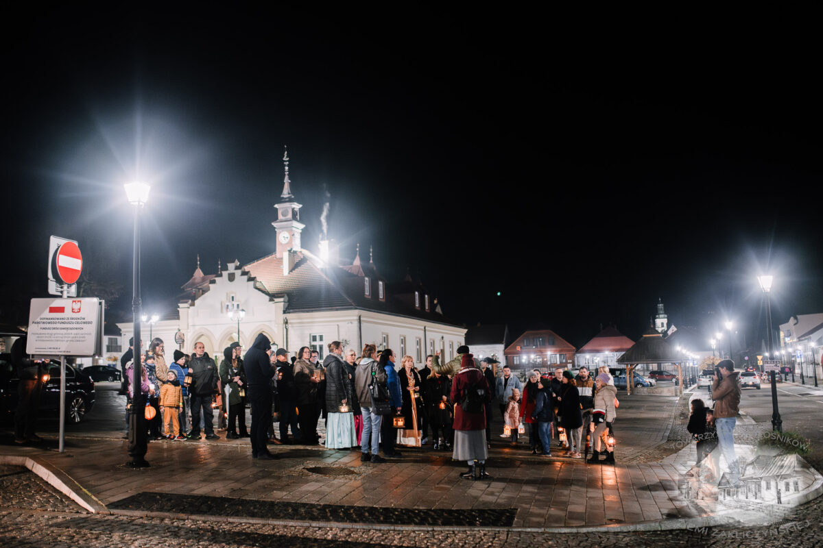 Nocne zwiedzanie Zakliczyna z lampionami pt.: „Ścieżkami dawnych mieszczan” 27 20251110 spacer 029