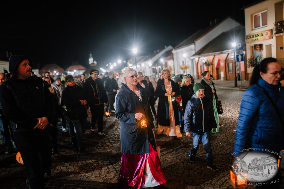 Nocne zwiedzanie Zakliczyna z lampionami pt.: „Ścieżkami dawnych mieszczan” 28 20251110 spacer 030