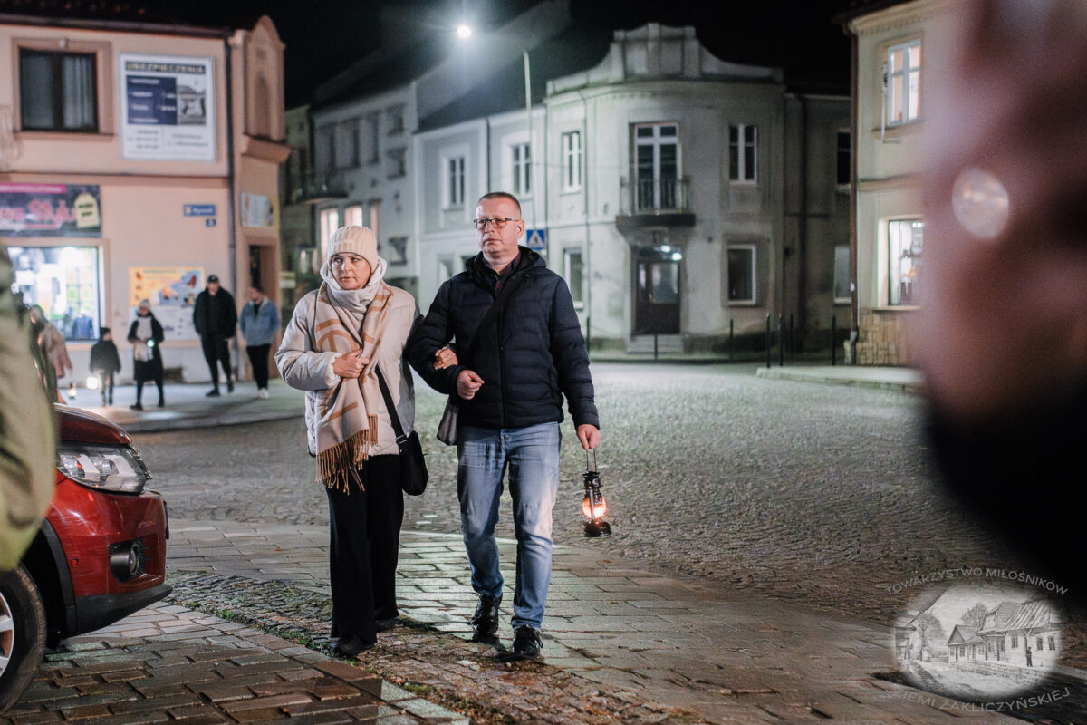 Nocne zwiedzanie Zakliczyna z lampionami pt.: „Ścieżkami dawnych mieszczan” 31 20251110 spacer 032