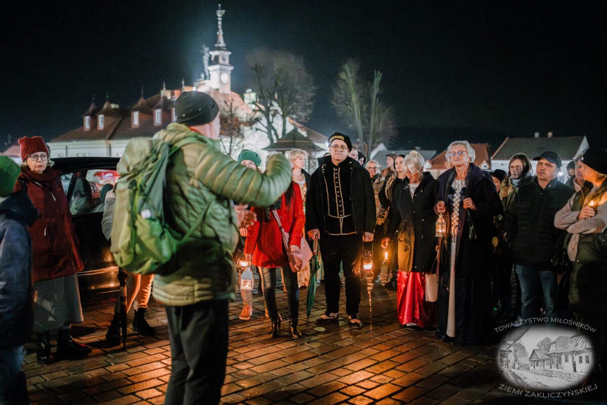 Nocne zwiedzanie Zakliczyna z lampionami pt.: „Ścieżkami dawnych mieszczan” 33 20251110 spacer 035