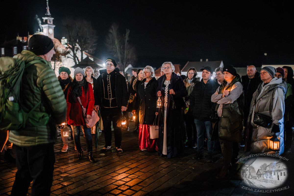 Nocne zwiedzanie Zakliczyna z lampionami pt.: „Ścieżkami dawnych mieszczan” 36 20251110 spacer 037