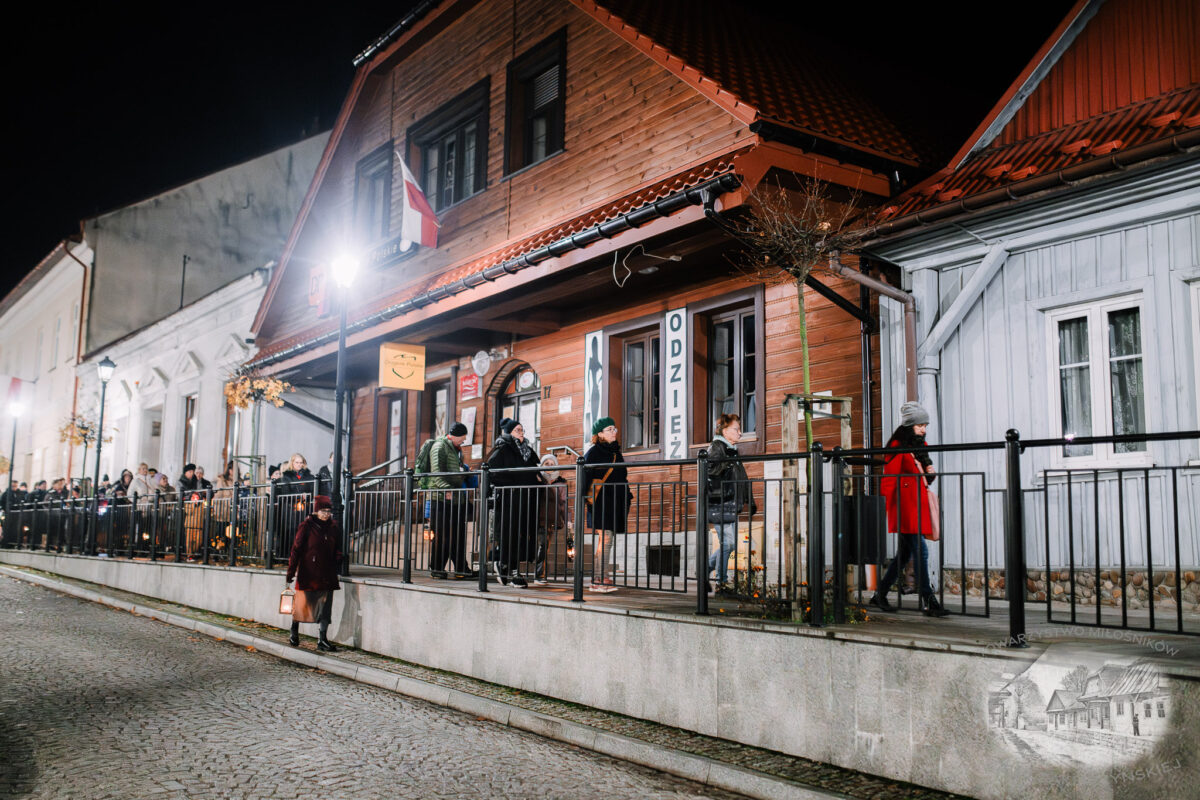 Nocne zwiedzanie Zakliczyna z lampionami pt.: „Ścieżkami dawnych mieszczan” 38 20251110 spacer 040