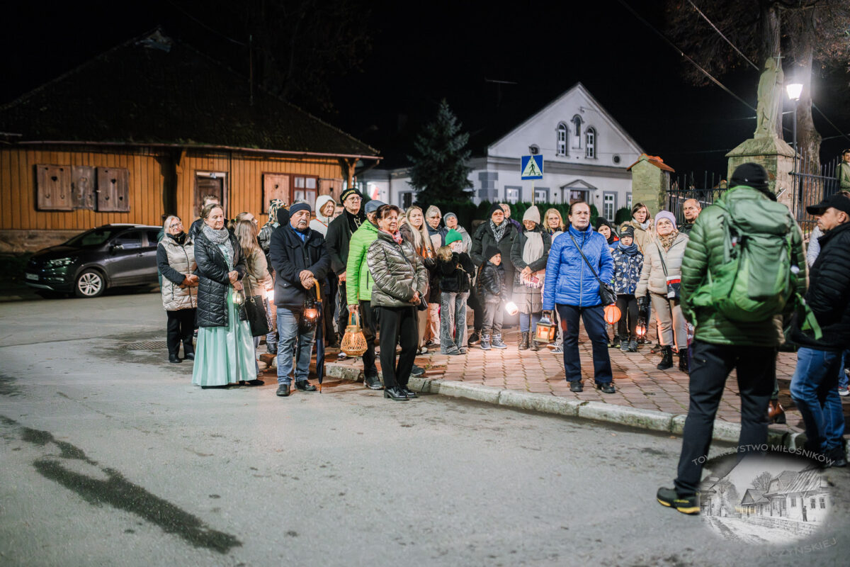 Nocne zwiedzanie Zakliczyna z lampionami pt.: „Ścieżkami dawnych mieszczan” 41 20251110 spacer 044