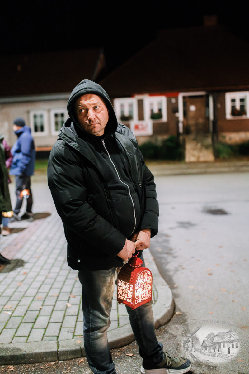Nocne zwiedzanie Zakliczyna z lampionami pt.: „Ścieżkami dawnych mieszczan” 42 20251110 spacer 045
