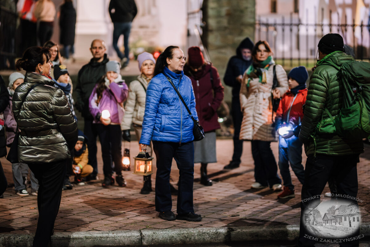 Nocne zwiedzanie Zakliczyna z lampionami pt.: „Ścieżkami dawnych mieszczan” 43 20251110 spacer 046