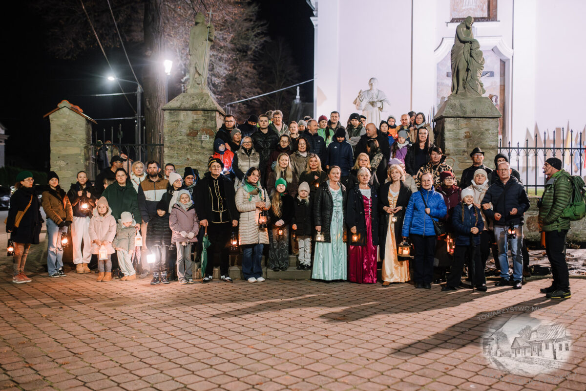 Nocne zwiedzanie Zakliczyna z lampionami pt.: „Ścieżkami dawnych mieszczan” 45 20251110 spacer 047