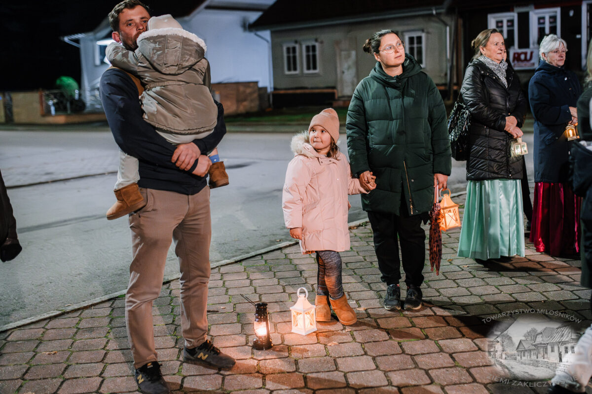 Nocne zwiedzanie Zakliczyna z lampionami pt.: „Ścieżkami dawnych mieszczan” 46 20251110 spacer 048