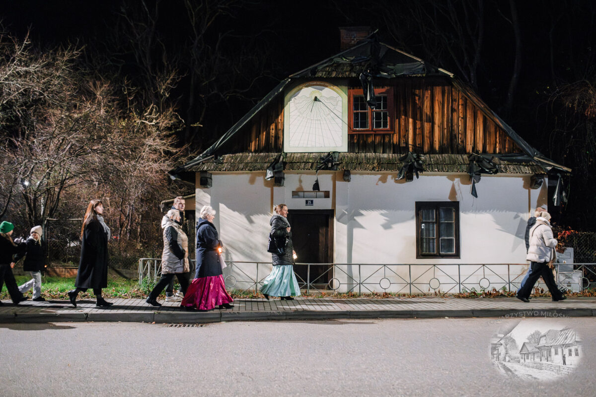 Nocne zwiedzanie Zakliczyna z lampionami pt.: „Ścieżkami dawnych mieszczan” 48 20251110 spacer 050