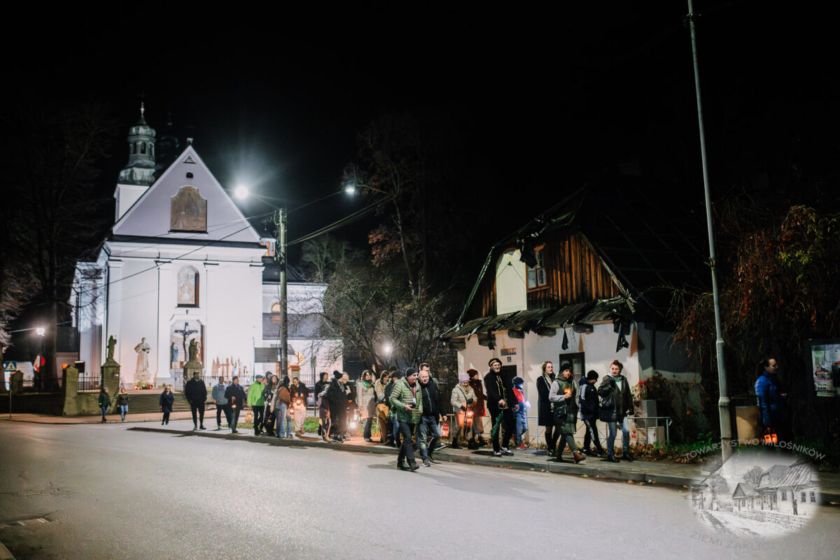 Nocne zwiedzanie Zakliczyna z lampionami pt.: „Ścieżkami dawnych mieszczan” 49 20251110 spacer 052