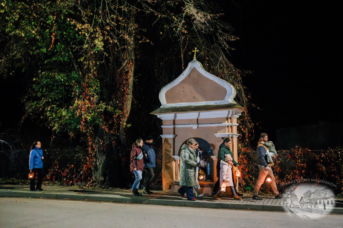 Nocne zwiedzanie Zakliczyna z lampionami pt.: „Ścieżkami dawnych mieszczan” 50 20251110 spacer 053