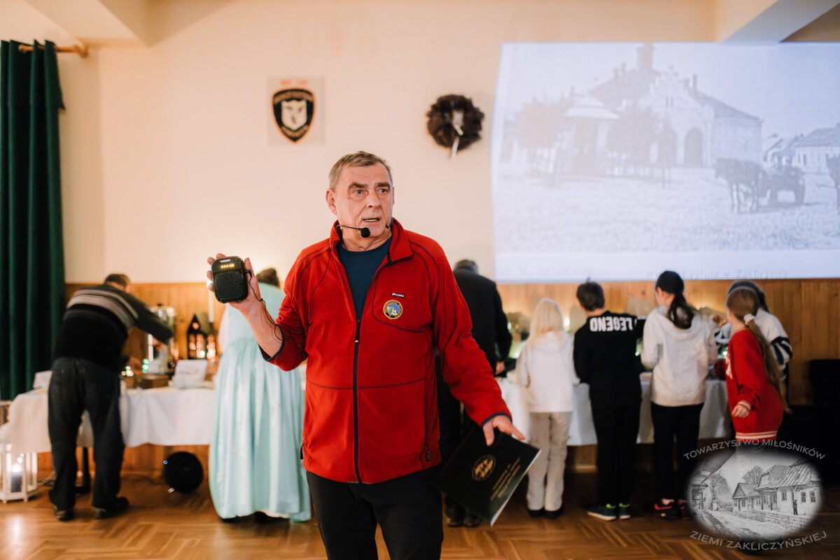 Nocne zwiedzanie Zakliczyna z lampionami pt.: „Ścieżkami dawnych mieszczan” 59 20251110 spacer 063