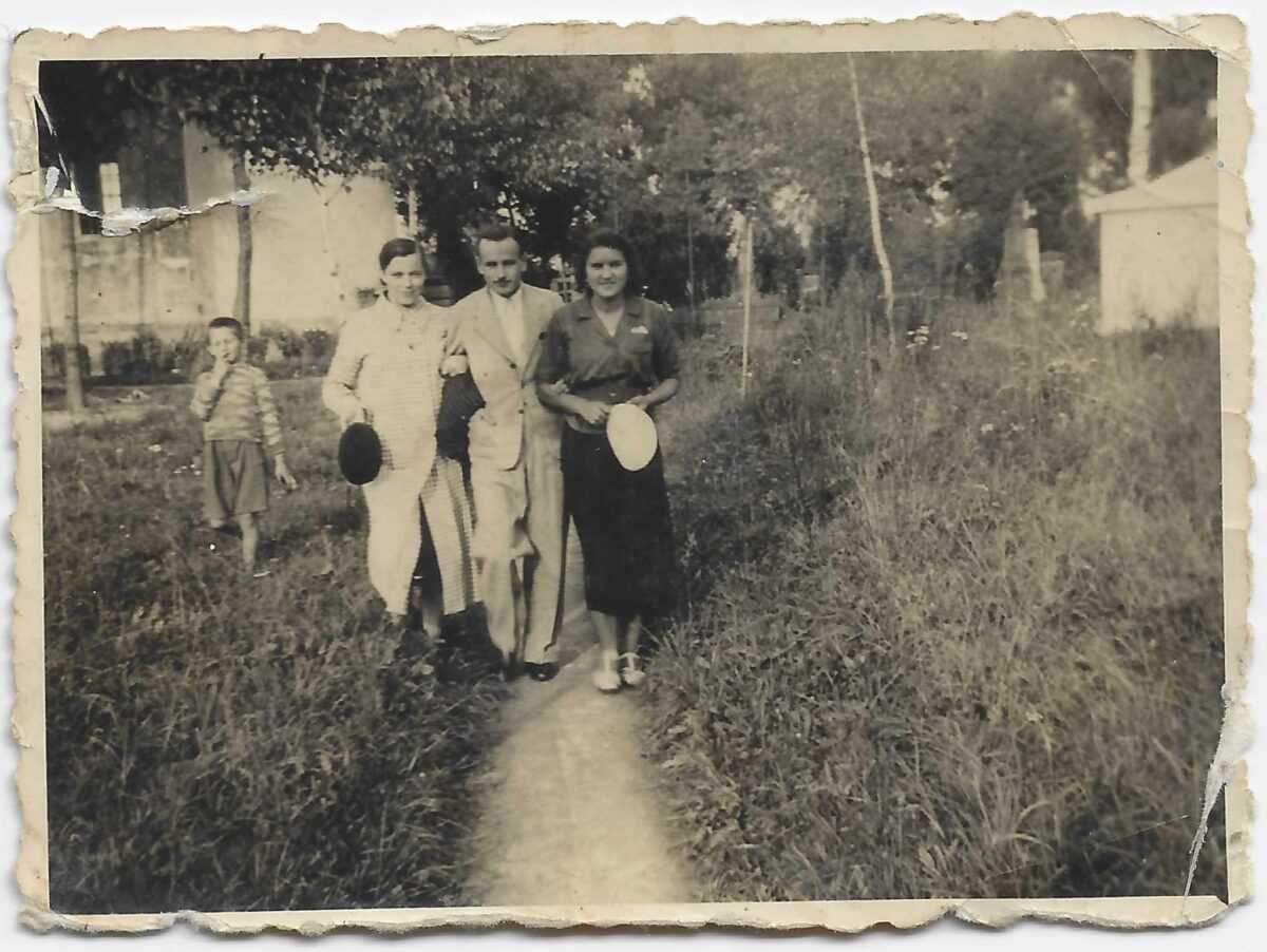 11 Na cmentarzu w tle kaplica cmentarna