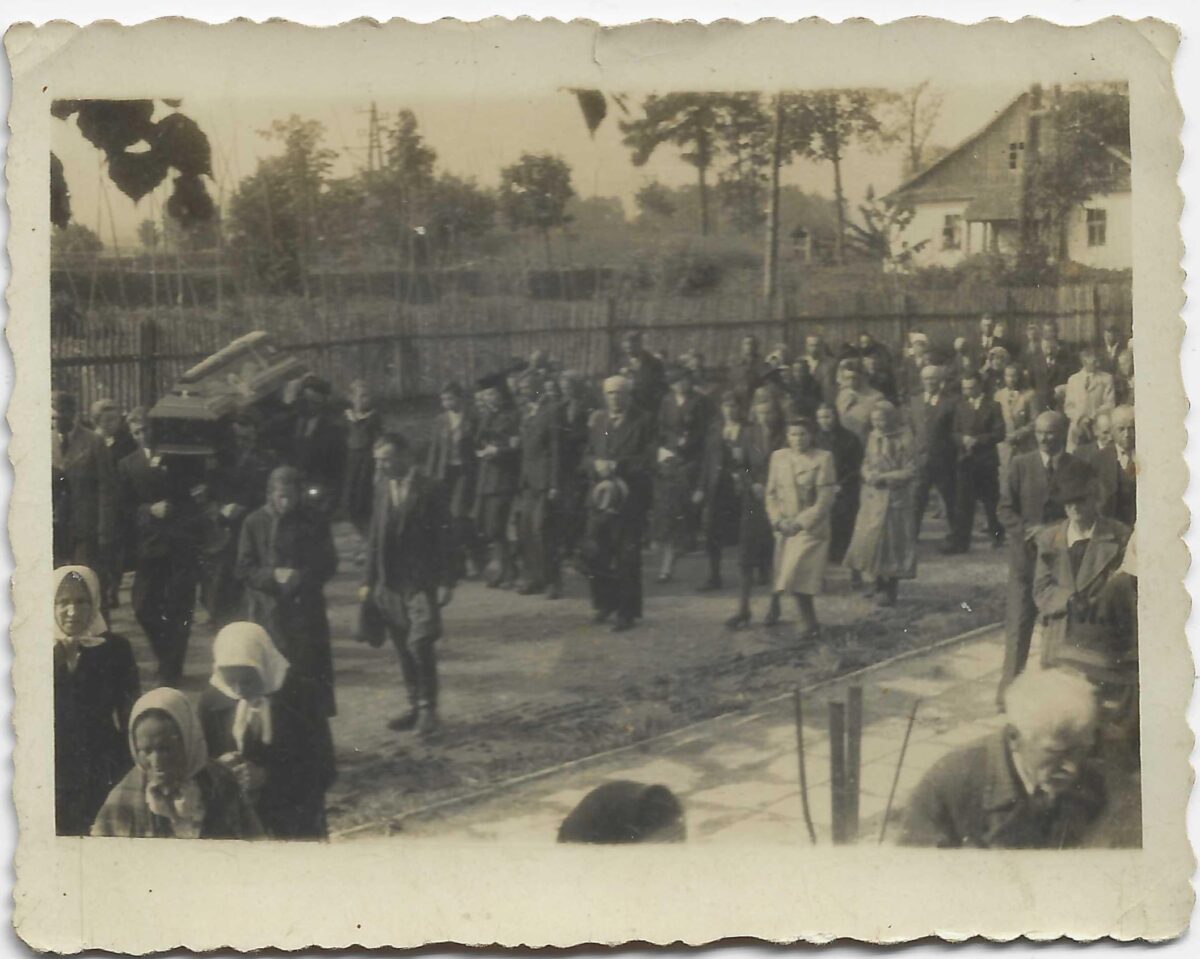 12 Pogrzeb wchodzacy na dziedziniec kosciola pw. sw. Idziego Opata