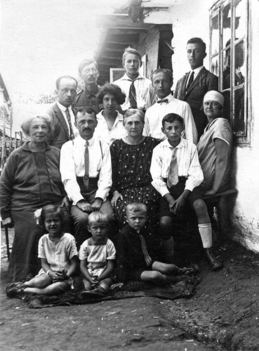 12 Rodzina Adama i Wiktorii Grzegorczykow z Przedmiescia w Zakliczynie na zdjeciu z lat 30 tych XX wieku