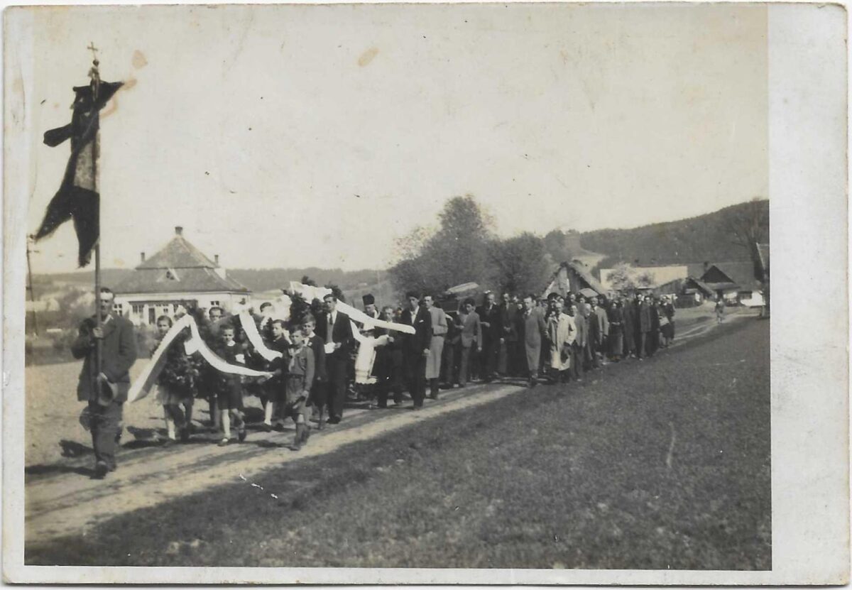 13 Kondukt pogrzebowy zmierzajacy na zakliczynski cmentarz Zdjecie z 14 maja 1947 roku