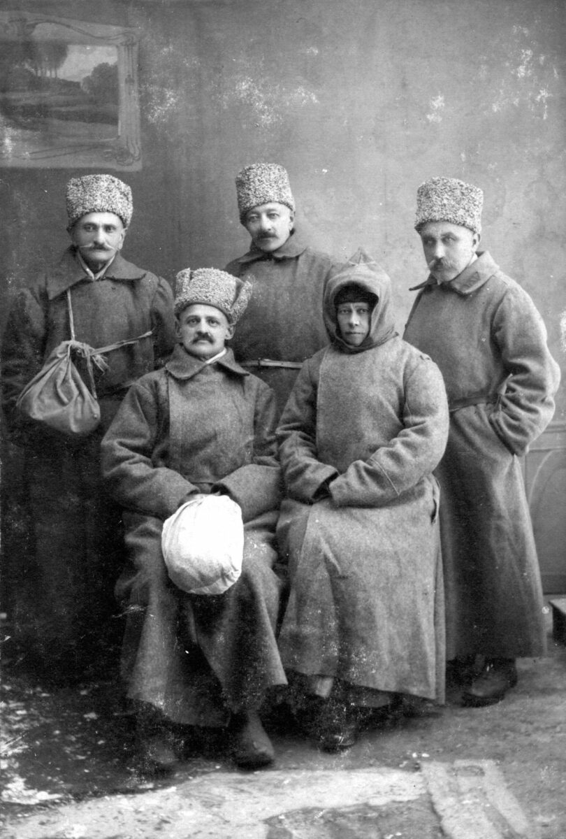 13 Pierwszy z prawej Adam Grzegorczyk z Zakliczyna z innymi zeslancami na Sybir Zdjecie z 1917 roku