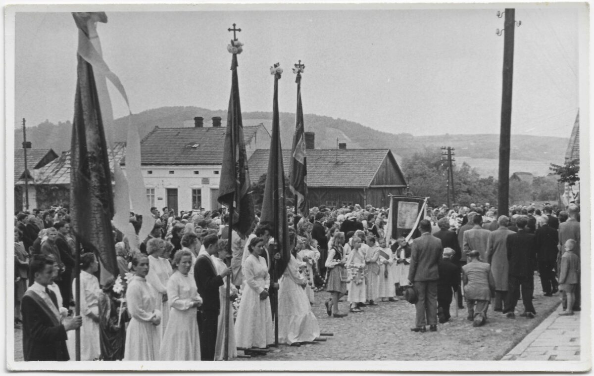 19 Procesja podczas Bozego Ciala na Rynku w Zakliczynie Lata 60 te XX wieku