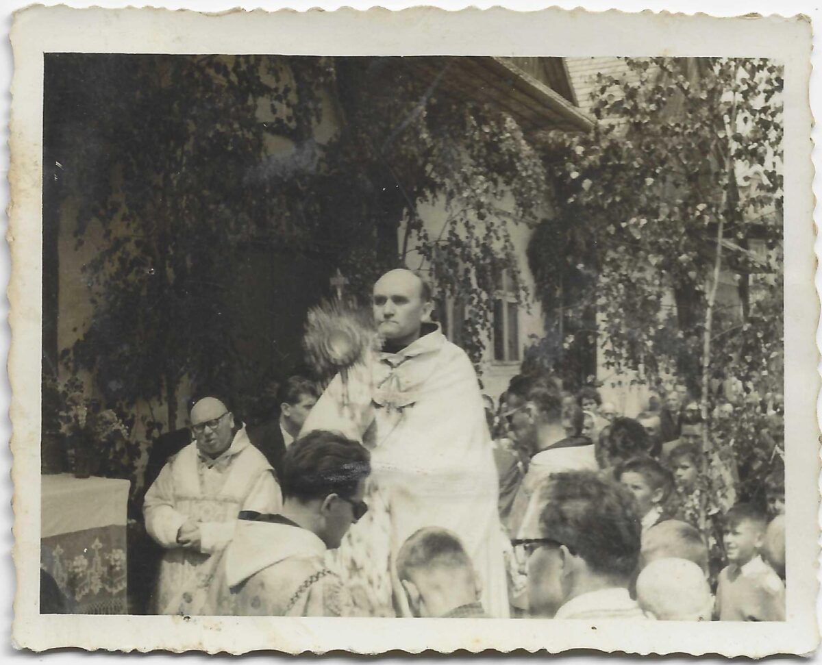 20 Procesja podczas Bozego Ciala na Rynku w Zakliczynie