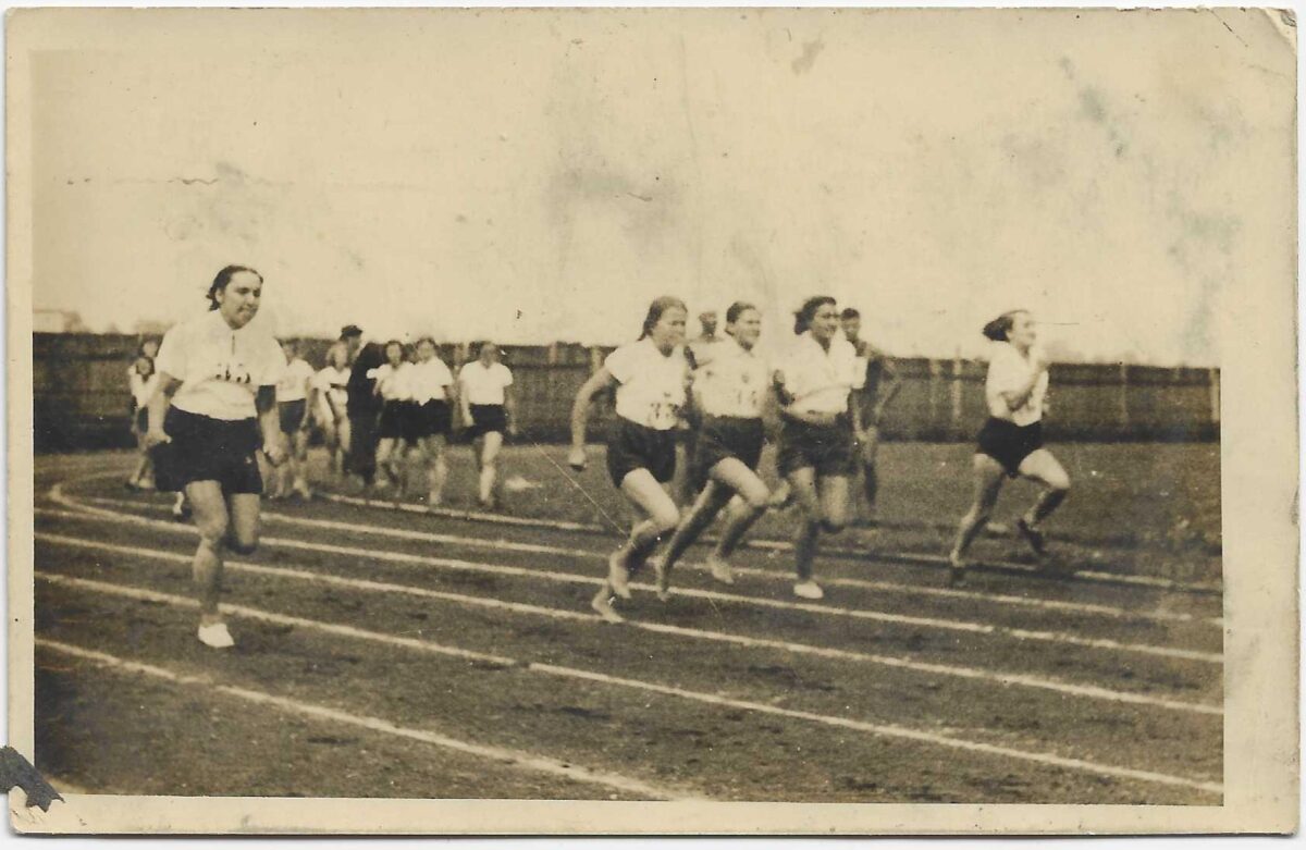 22 Ewa Trepa druga z prawej XX lecie miedzywojenne