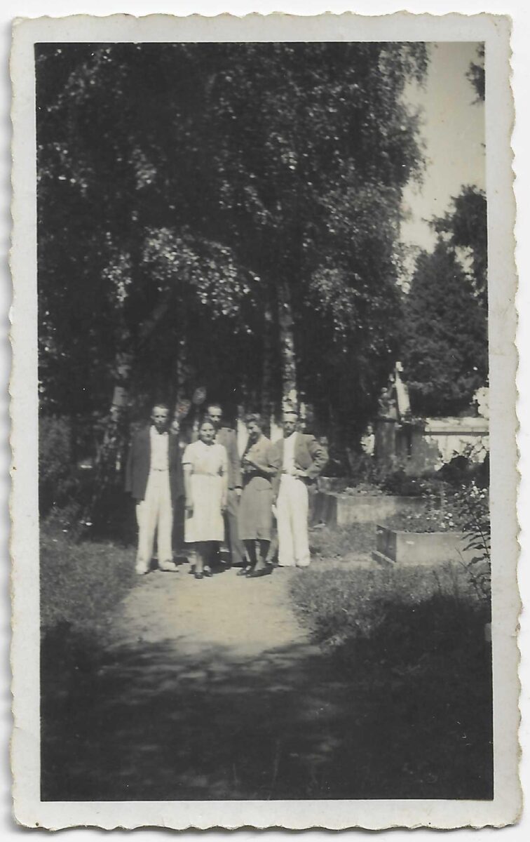 22a Anna Pawlowska z d. Grzegorczyk z rodzina na zakliczynskim cmentarzu