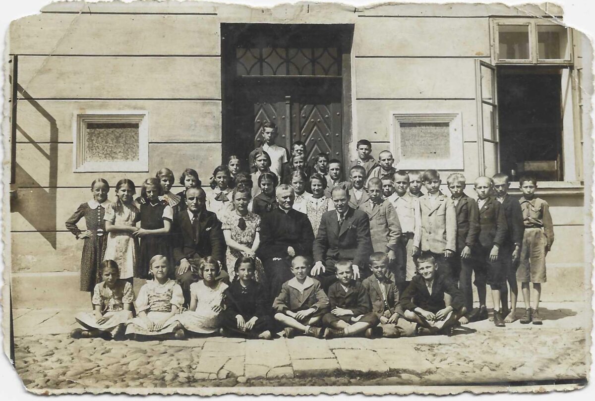 2c Mlodziez przed Szkola w Rynku