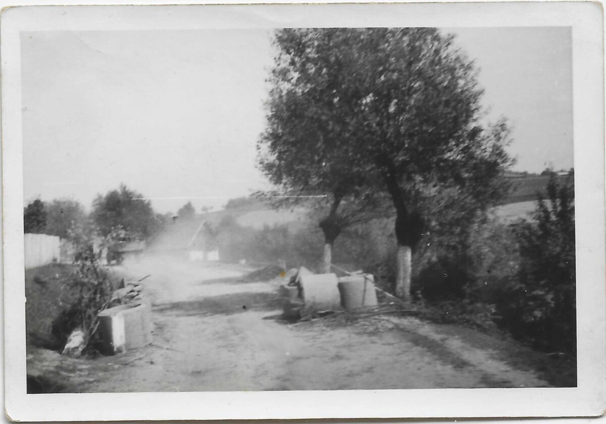 30 Konczyska zasadzka na drodze. Zdjecie z okresu II wojny swiatowej