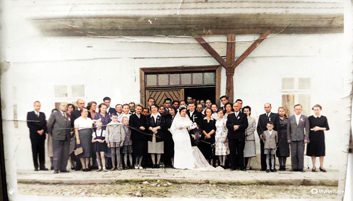 31 Wesele Antoniny Grzegorczyk. Weselnicy przed domem Rynek 19