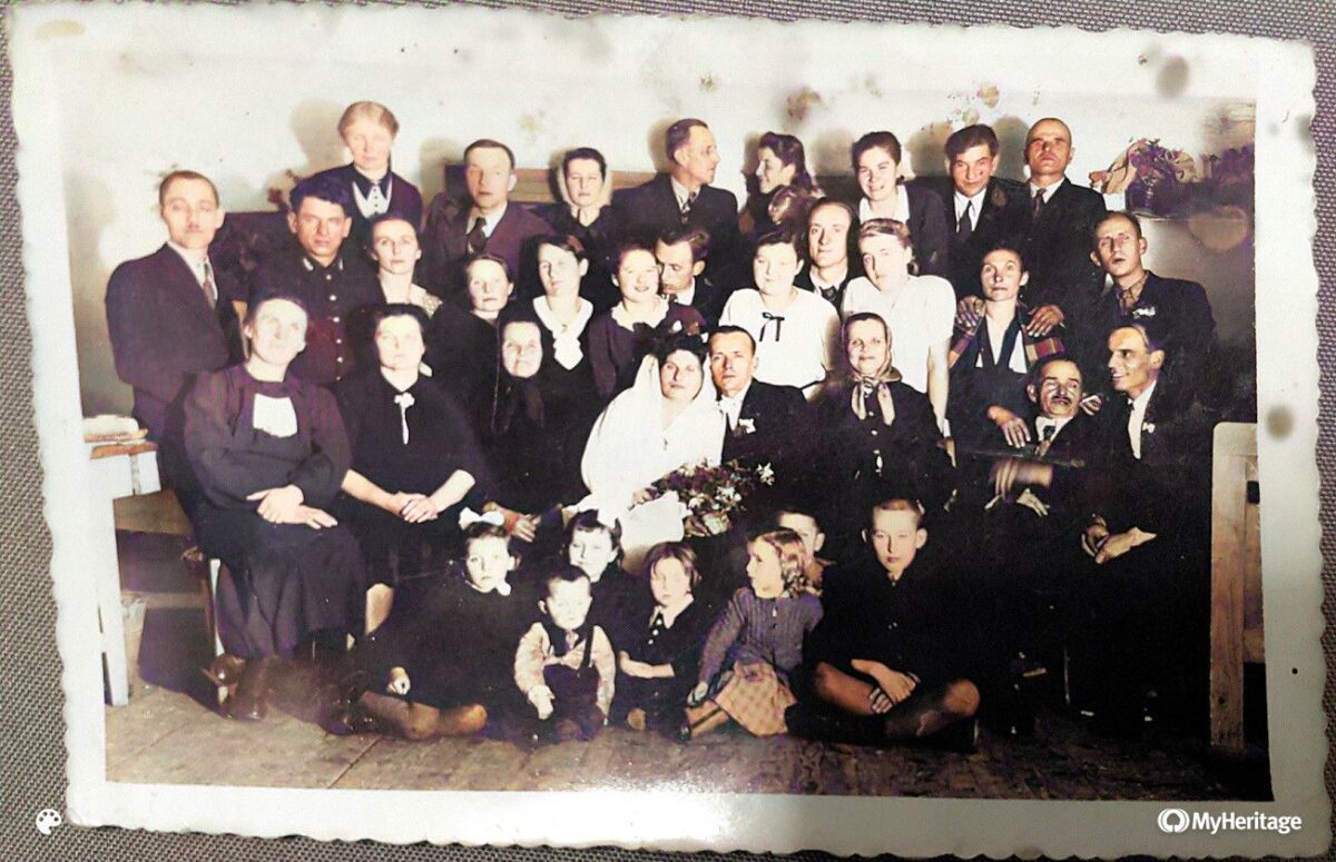 31b Slub Anny Grzegorczyk ze Stanislawem Pawlowskim 1 styczen 1944 roku zdjecie pokolorowane wspolczesnie