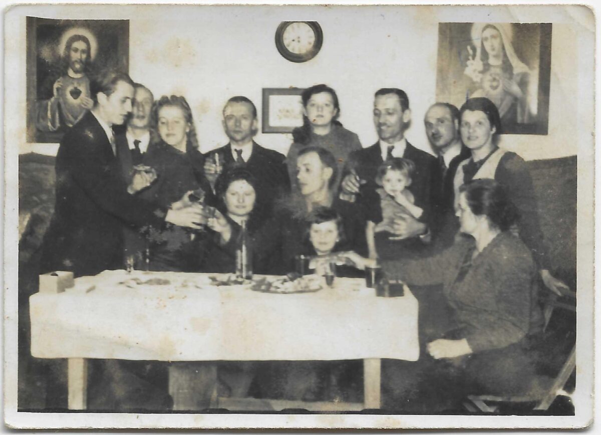 34 W centralnym miejscu siedzi Anna Pawlowska 1920 2004