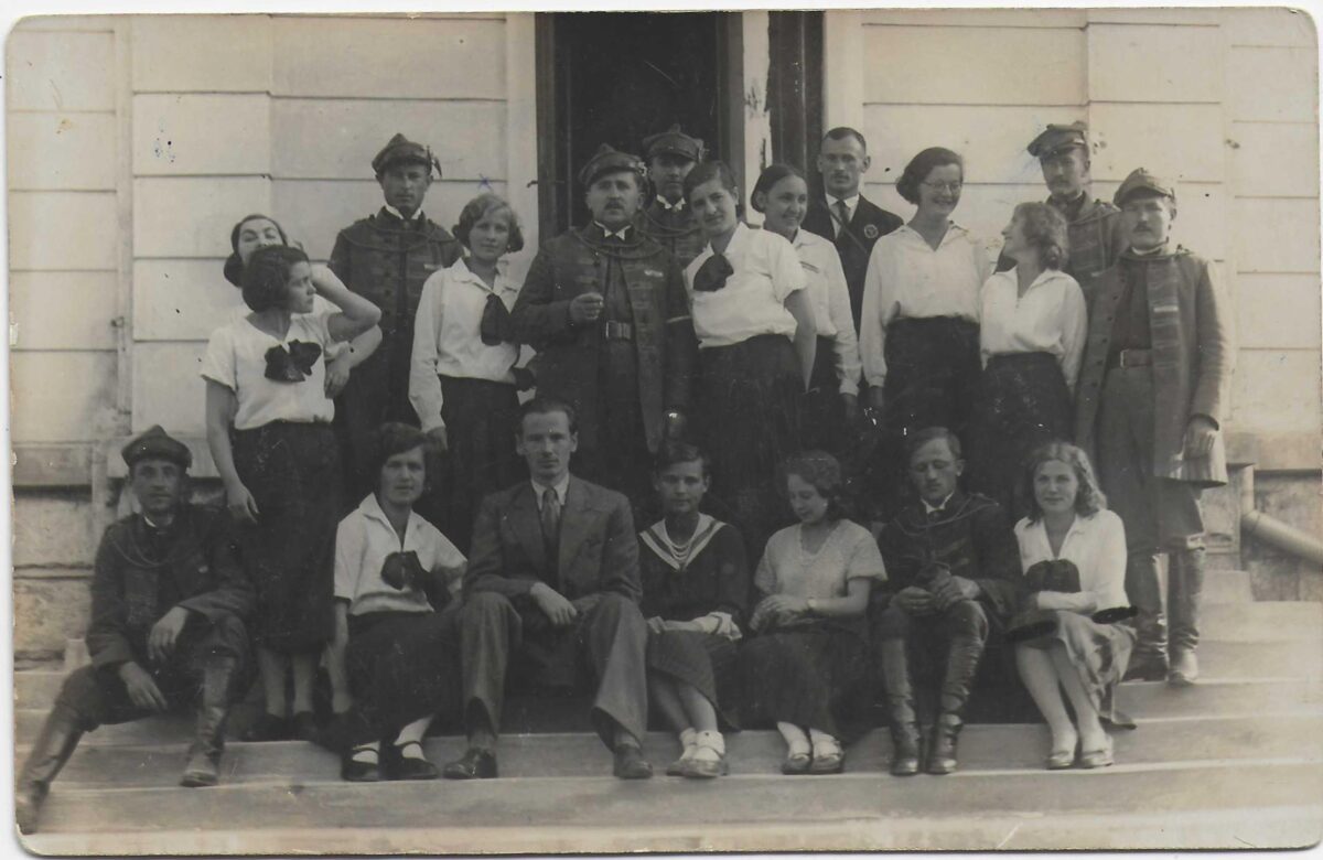 41 Sokoli z Tuchowa w srodku zdjecia w mundurze dr Stanislaw Mroczkowski. Foto z 25 X 1938 roku