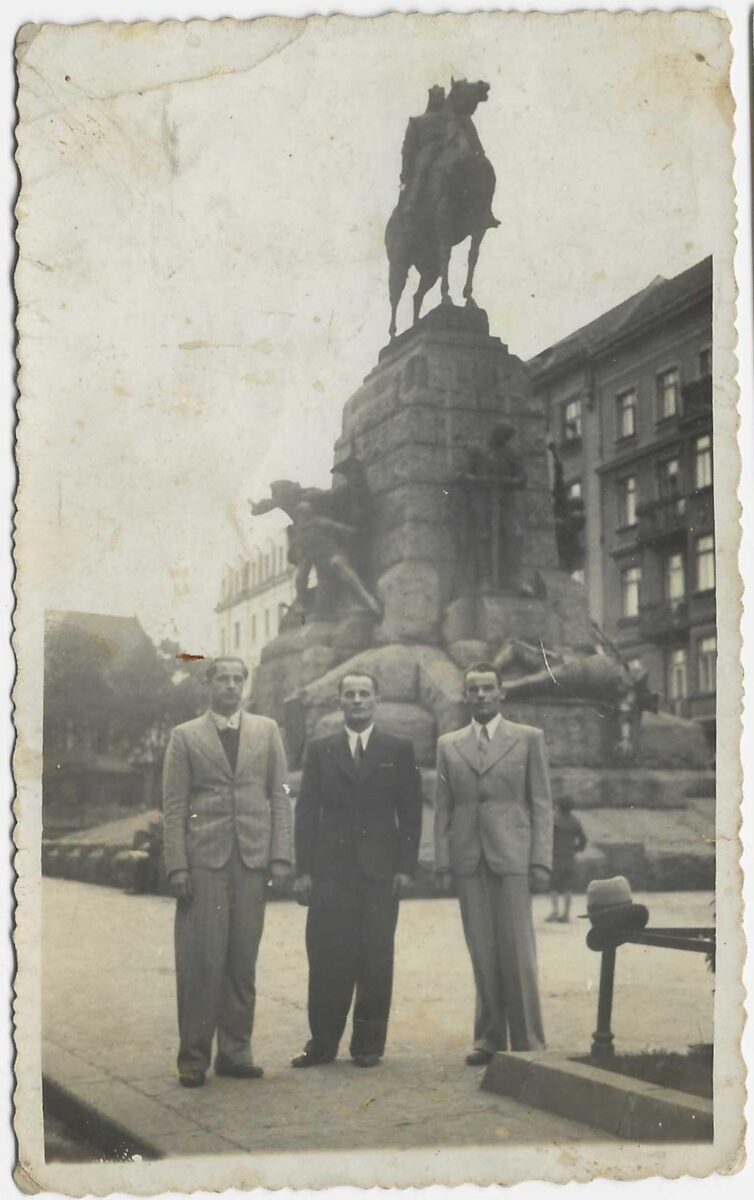 45a Jozef Grzegorczyk w srodku pod pomnikiem Grunwaldzkim w Krakowie
