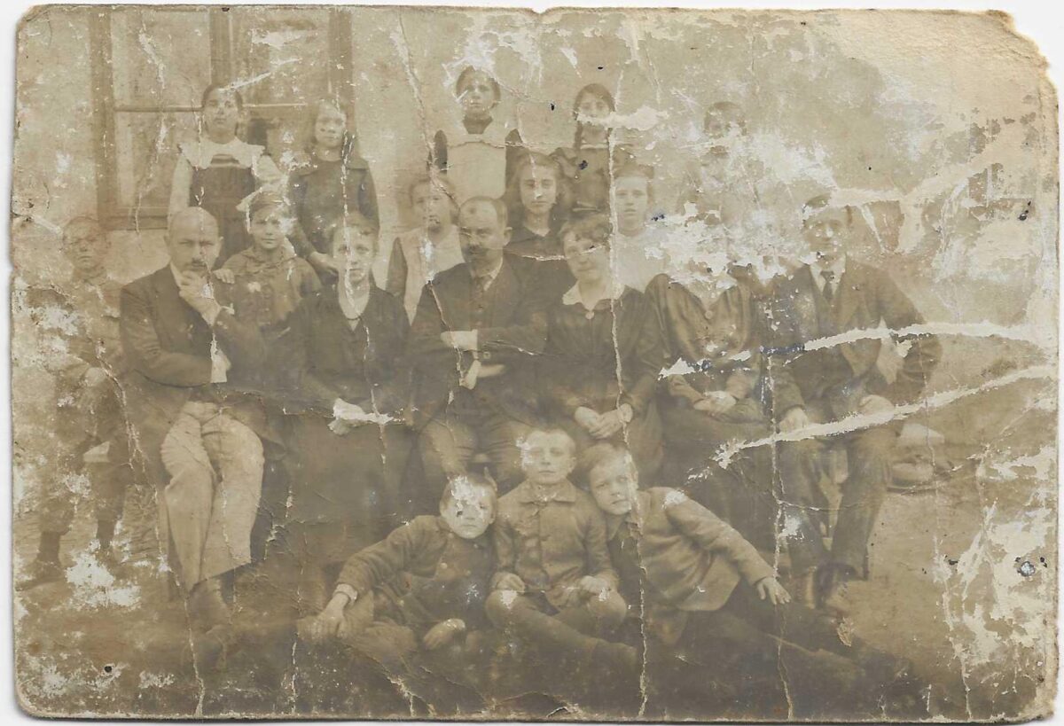 46 To jest prawdopodobnie zdjecie przed szkola w Zdoni