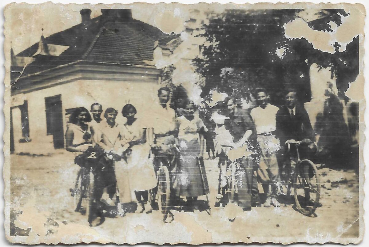 5 Cyklisci przed Ratuszem w Zakliczynie Lata przedwojenne