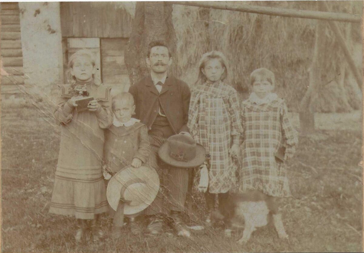 51 Jozef Flakowicz 1856 1932 z dziecmi na zdjeciu z pierwszej dekady XX wieku