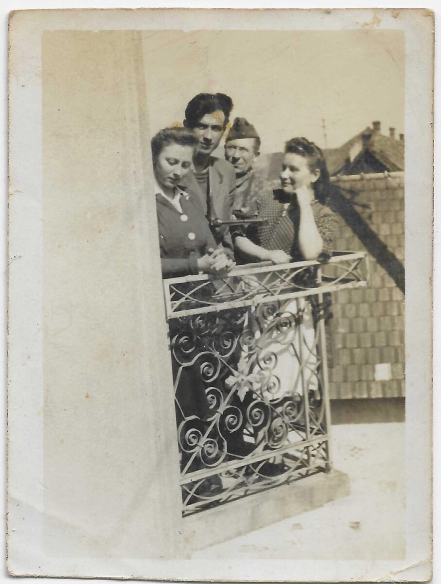 5a Na balkonie kamienicy Rechowicza rog Rynku i Mickiewicza