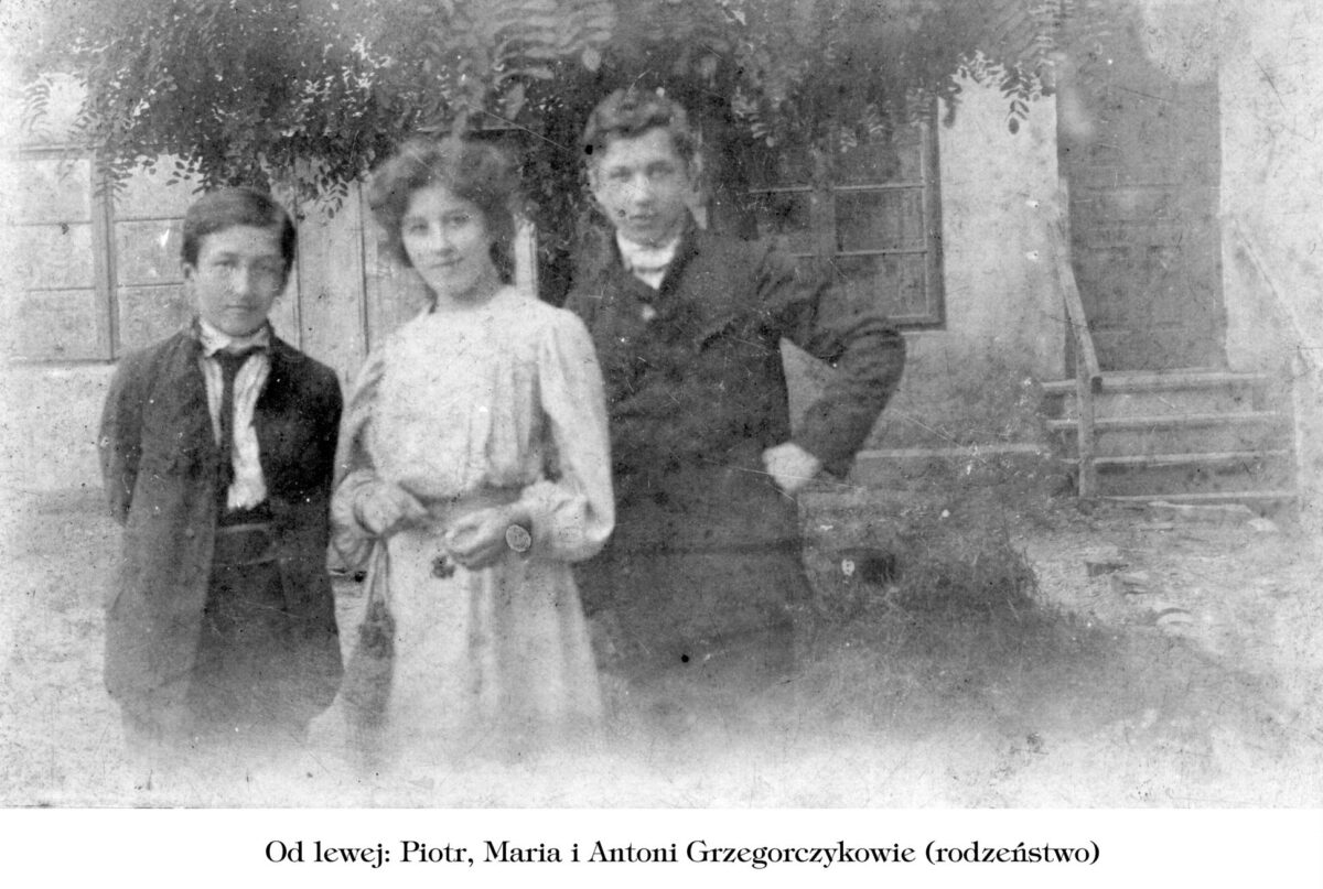 6 Rodzenstwo Piotr Maria i Antoni Grzegorczykowie na zdjeciu z poczatku XX wieku