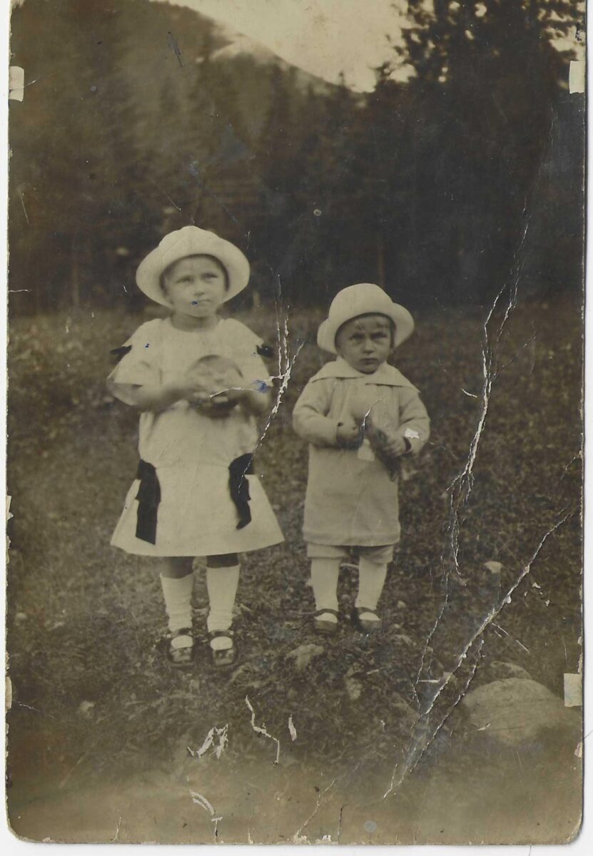 75 Rodzenstwo Karolina i Stanislaw Flakowicz na zdjeciu z lat 20 tych XX wieku