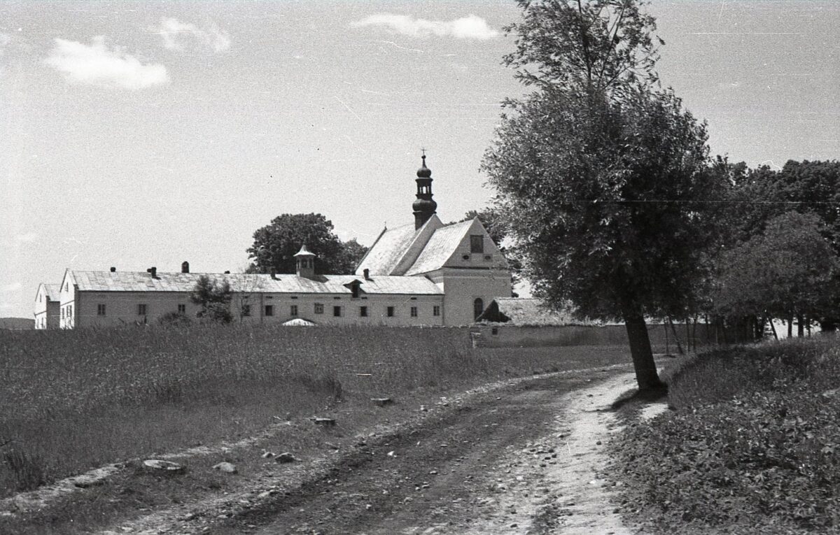 Ulica Klasztorna w latach 30 tych XX wieku i klasztor oo. Franciszkanow