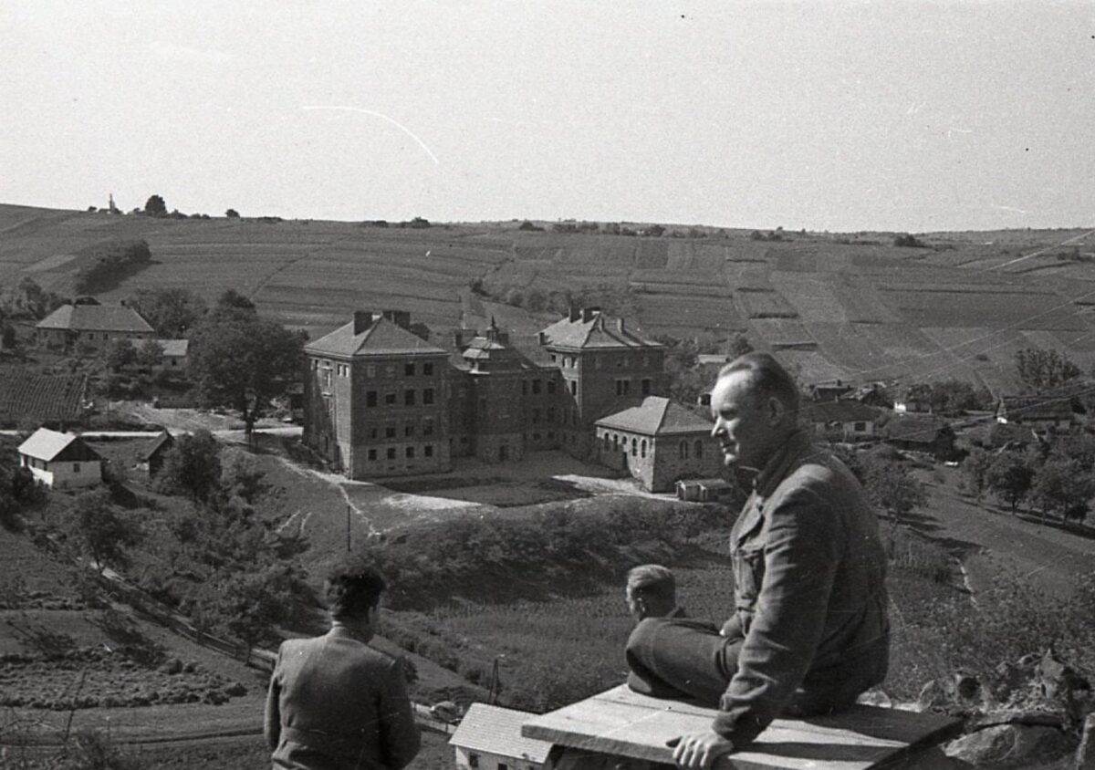 Widok z baszty w Czchowie na szkole