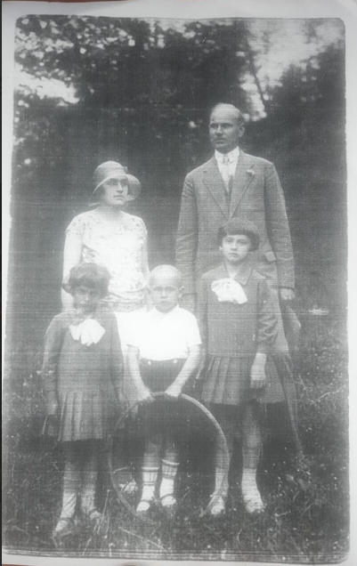 Dom na rogu - Spojrzenie na rodzinę i dom Ciepierskich w Zakliczynie - Marek Ciepierski 11 image 7